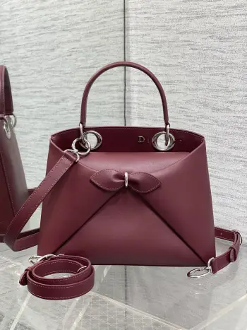 <p>银扣Dior2026最新蝴蝶结手提包 把 蝴蝶结 焊在系列里.蝴蝶结也不再是小女生的甜腻感 新设计的轮廓与造型 配色 丰富 适配多人  甜酷平衡得刚好 </p><p>Size 28*10*22</p>