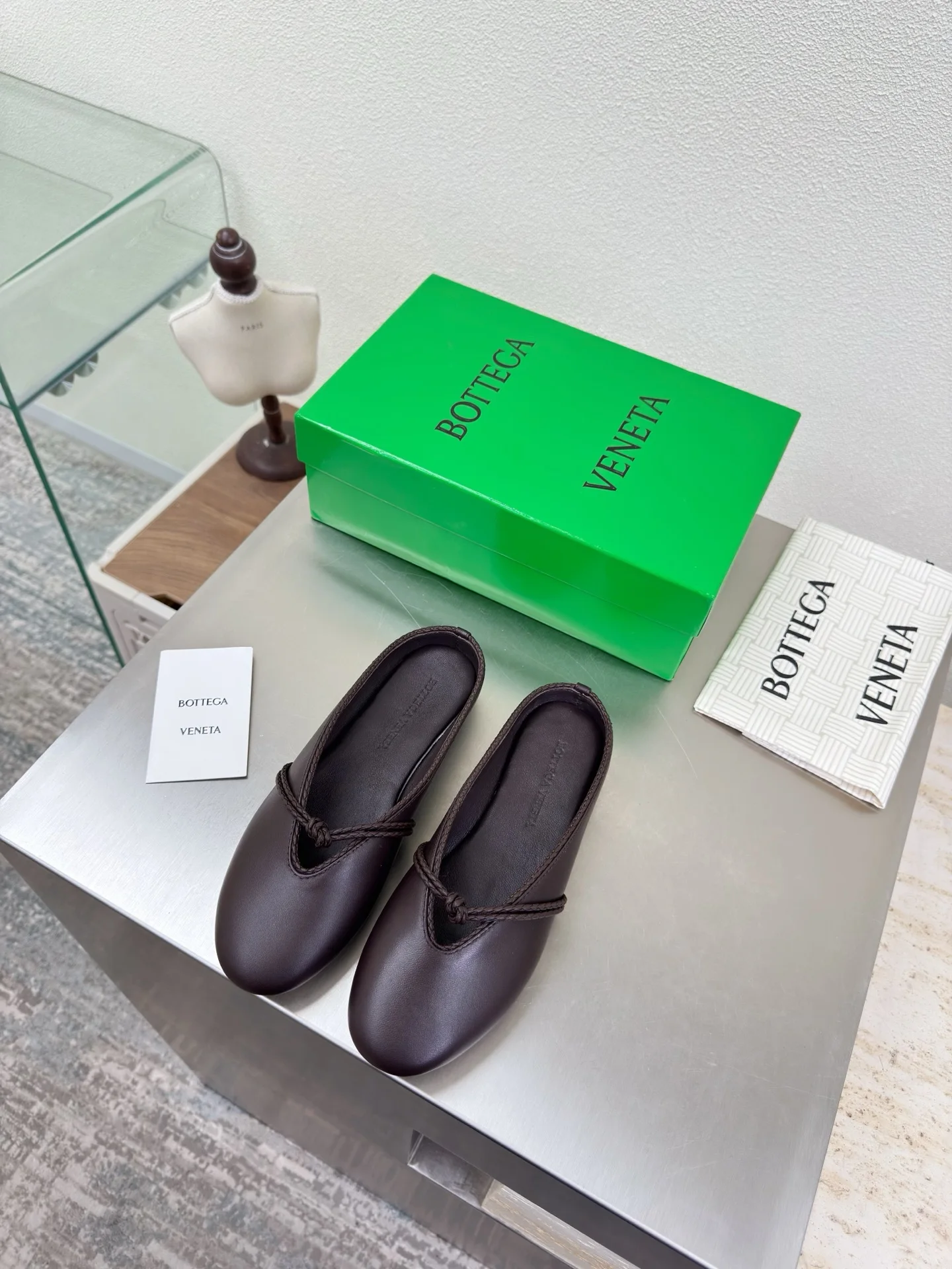 原单BV女鞋|高仿BV女鞋|精仿BV女鞋|一比一BV女鞋<p>高版本出厂</p><p>Bottega Veneta/BV F065 2026ss新款结绳玛丽珍半包拖鞋乐福鞋 </p><p>高定的配色 BV Rosa 芭蕾舞鞋 平底设计 柔软舒适 内置垫脚 云朵般舒适 </p><p>手工编织花边 镶嵌鞋口 超级柔软舒适 </p><p>鞋面车线选用意大利电脑针车 做工精细 采用热熔胶定型鞋头 后跟 易回弹不变形 码数 35-42 40.41.42订做不退换 </p>