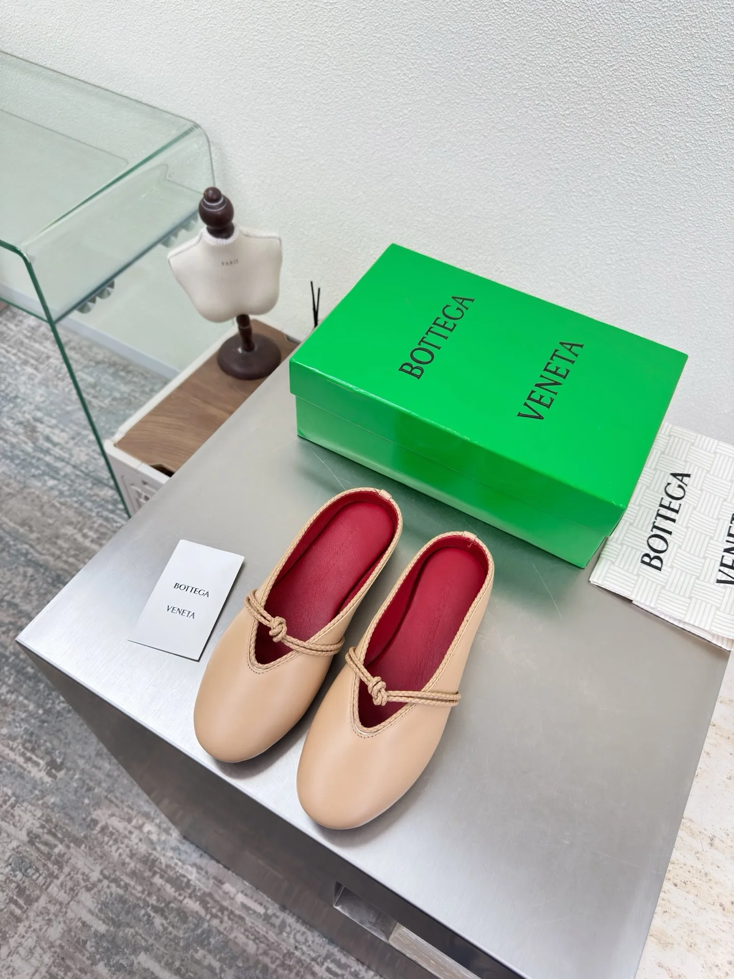 原单BV女鞋|高仿BV女鞋|精仿BV女鞋|一比一BV女鞋<p>高版本出厂</p><p>Bottega Veneta/BV F065 2026ss新款结绳玛丽珍半包拖鞋乐福鞋 </p><p>高定的配色 BV Rosa 芭蕾舞鞋 平底设计 柔软舒适 内置垫脚 云朵般舒适 </p><p>手工编织花边 镶嵌鞋口 超级柔软舒适 </p><p>鞋面车线选用意大利电脑针车 做工精细 采用热熔胶定型鞋头 后跟 易回弹不变形 码数 35-42 40.41.42订做不退换 </p>