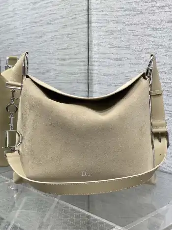 <p>中号银扣Dior2026春夏新款Chrustian这款Hobo包采用杏绒拼皮 触感柔软 春季氛围感满满 月牙包型+金属