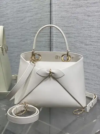 <p>浅金Dior2026最新蝴蝶结手提包 把 蝴蝶结 焊在系列里.蝴蝶结也不再是小女生的甜腻感 新设计的轮廓与造型 配色 丰富 适配多人  甜酷平衡得刚好 </p><p>Size 28*10*22</p>