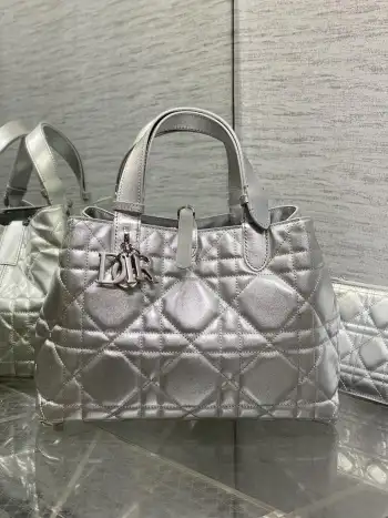<p>中号Toujours系列秋冬最新银色系列 有点太美了 高颜值大包包 颜色非常清新 让人眼前一亮 轻松拿捏高级感 超大菱格的设计 搭配经典的字母配饰 摩登时尚感十足 包身结构十分柔软 小牛皮材质高级感满满 别具一格的扣饰扣合时侧面可折叠 容量非常nice 还贴心的配有一枚内袋 方便收納小物品哦</p><p>size:28.5*19*21cm </p>