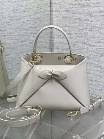 <p>浅金Dior2026最新蝴蝶结手提包 把 蝴蝶结 焊在系列里.蝴蝶结也不再是小女生的甜腻感 新设计的轮廓与造型 配色 丰富 适配多人  甜酷平衡得刚好 </p><p>Size 28*10*22</p>