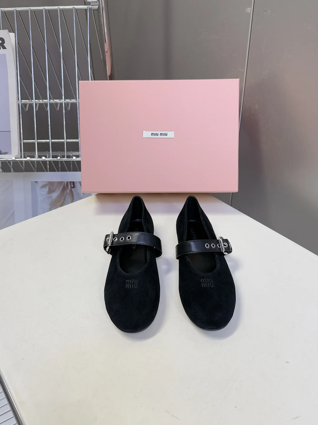 原单MIUMIU女鞋|高仿MIUMIU女鞋|精仿MIUMIU女鞋|一比一MIUMIU女鞋<p>MiuMiu缪缪最新走秀款复古休闲鞋 玛丽珍鞋</p><p>官方秀场出镜率最高的单品 超多明星时尚博主种草 miu系穿搭还是一如既往的火 时髦百搭即可咸又可甜 无论光脚穿还是搭配袜子穿都超级减龄 超级无敌百搭 鞋面 进口高丝光小牛皮 内里垫脚 混种羊皮 鞋底 原版开模橡胶大底Size 35-40 40 订做不退换 </p>