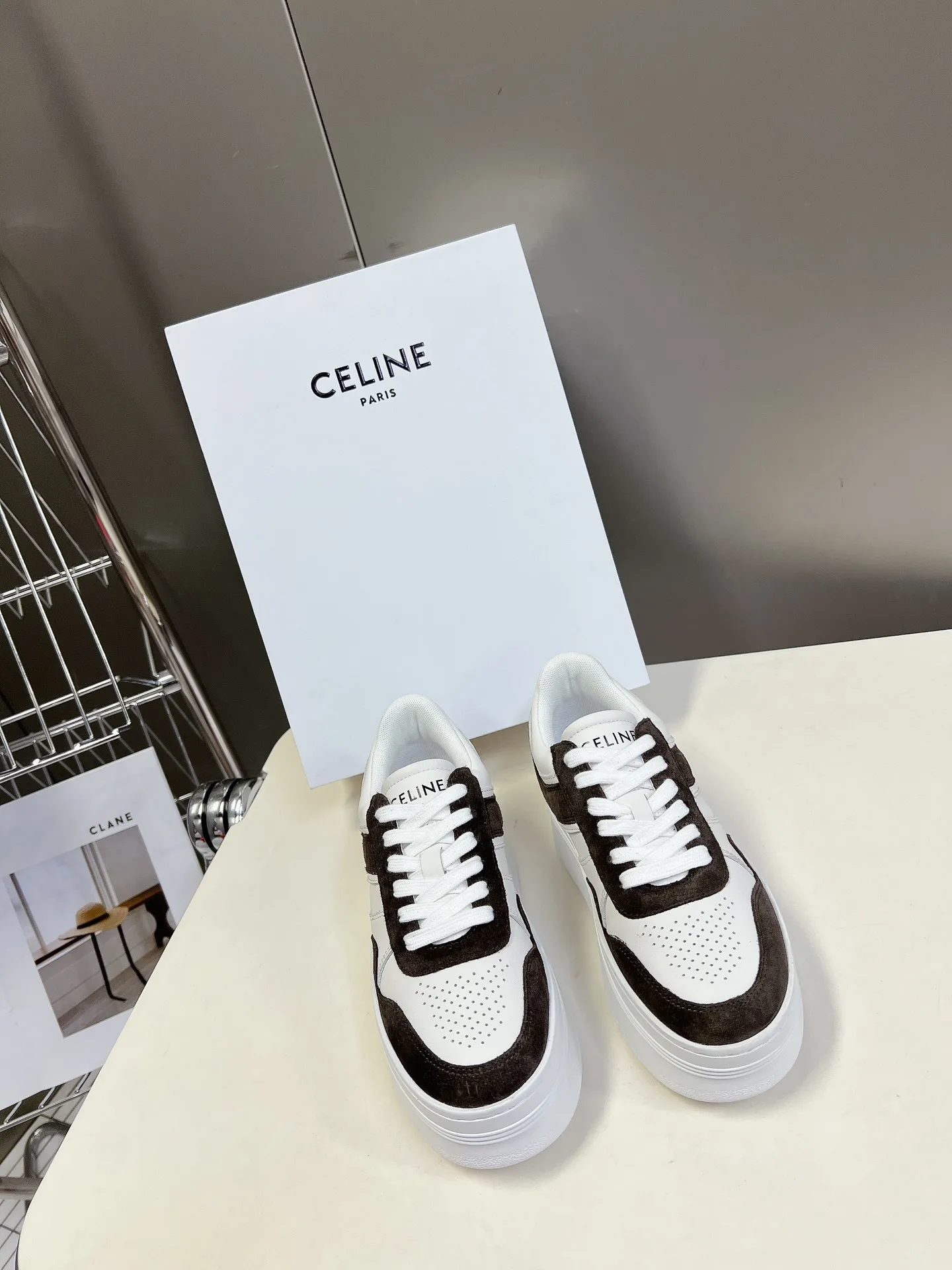 原单赛琳女鞋|高仿赛琳女鞋|精仿赛琳女鞋|一比一赛琳女鞋<p> CELINE思琳秋冬厚底小白鞋轻奢风格的小白鞋 超多明星网红种草 简单舒服 干净利落 增高显腿细 无论是单穿还是搭配阔腿裤 高街又复古 一起来做CELINE女孩  鞋面 头层磨砂皮 内里 进口网布大底 原版1 1做法私模大底码数 35-40</p>