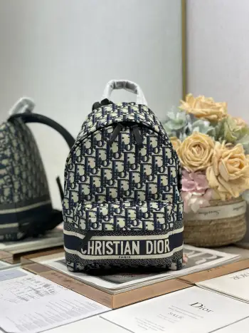 <p> 小号 DiorTravel 双肩背包 蓝布 这款 DiorTravel 双肩背包巧妙融合 Dior 的经典细节与时尚而实用的设计 采用蓝色提花科技面料精心制作 通体饰以 Oblique 印花 正面饰以醒目的 Christian Dior Paris 标志 可肩背或双肩背 型号 6108尺寸 21.5 × 31.5 × 13 厘米 长 x 高 x 宽 </p>