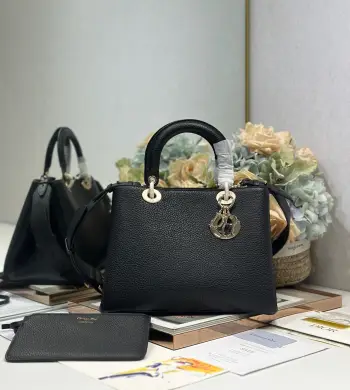<p>Dior Toujours 手袋 黑色荔枝纹中号 这款Dior Toujours 手袋于秋冬系列发布秀精彩亮相,休闲实用的设计别具一格.采用黑色荔枝纹牛皮革精心制作,可轻松手提. CD Lock和系带开合 DIOR吊饰 可拆卸内部小袋 可调节皮革手柄 内含防尘袋 型号 2833尺寸 28×21×16cm</p>
