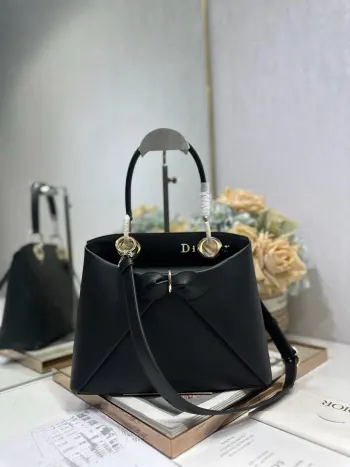 <p> Dior 春夏新品蝴蝶结手提包 黑色 新设计的轮廓与造型 配色 丰富 适配多人 型号 0737</p><p>尺寸 28*10*22 长*宽*高 </p>