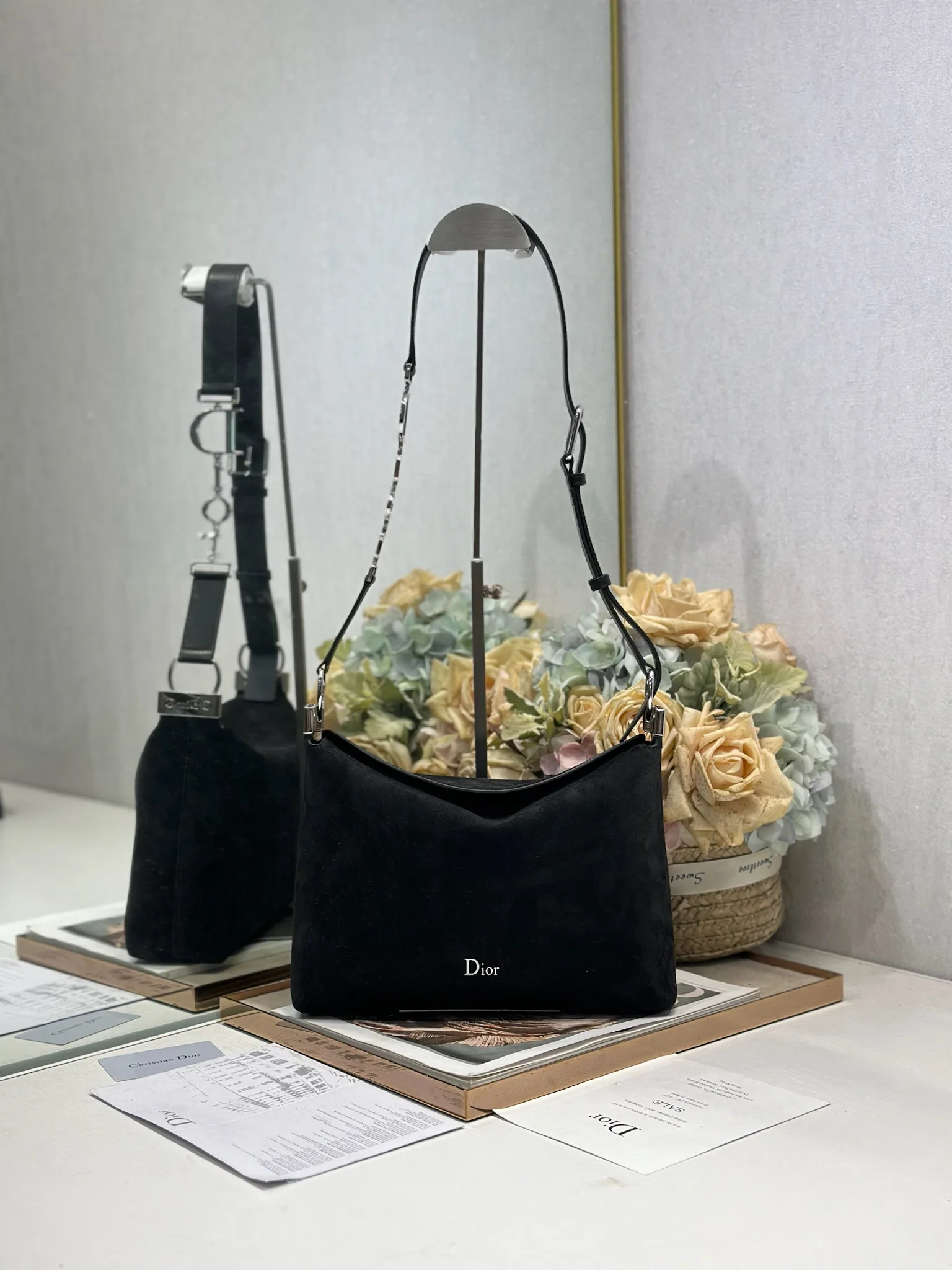 原单迪奥女包|高仿迪奥女包|精仿迪奥女包|一比一迪奥女包<p>Christian Dior 2026春夏小号手袋系列   黑绒拼皮银扣 </p><p>经典的New Look造型被重新诠释 </p><p>型号 1411</p><p>尺寸 28×24×8cm</p>