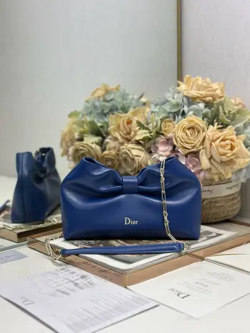 <p>Dior-LAMBSKIN 2026春夏 新款手袋  蓝色 浅金链 LAMBSKIN链条包 全新的包形 小牛皮革的质感 优雅大气 款式实用 可收纳各种日常用品 是日装和晚装的理想良伴 可拆卸链条以蝴蝶结点缀更显精致 可手提或斜挎 型号 0714尺寸 27×8×18cm 长×宽×高 </p>