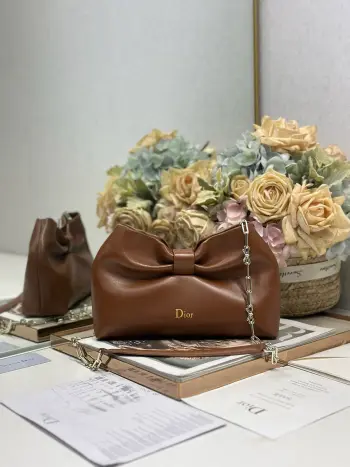 <p>Dior-LAMBSKIN 2026春夏 新款手袋  棕色 浅金链 LAMBSKIN链条包 全新的包形 小牛皮革的质感 优雅大气 款式实用 可收纳各种日常用品 是日装和晚装的理想良伴 可拆卸链条以蝴蝶结点缀更显精致 可手提或斜挎 型号 0714尺寸 27×8×18cm 长×宽×高 </p>