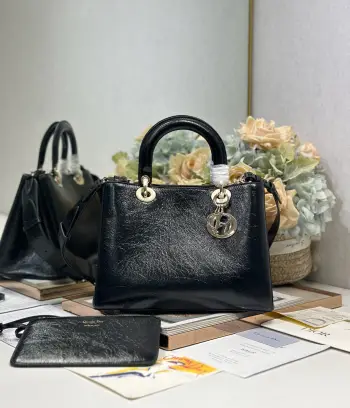 <p>Dior Toujours 手袋 黑色褶皱中号 这款Dior Toujours 手袋于秋冬系列发布秀精彩亮相,休闲实用的设计别具一格.采用黑色褶皱牛皮革精心制作,宽敞的内部隔层搭配小袋, 可拆卸内部小袋 可调节皮革手柄 内含防尘袋 型号 2833尺寸 28×21×16cm</p>