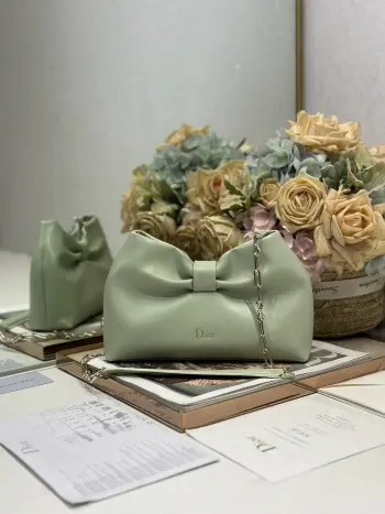 <p>Dior-LAMBSKIN 2026春夏 新款手袋  牛油果绿 浅金链 LAMBSKIN链条包 全新的包形 小牛皮革的质感 优雅大气 款式实用 可收纳各种日常用品 是日装和晚装的理想良伴 可拆卸链条以蝴蝶结点缀更显精致 可手提或斜挎 型号 0714尺寸 27×8×18cm 长×宽×高 </p>