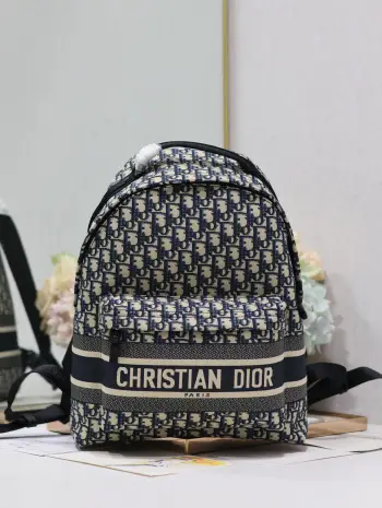 <p> DiorTravel 双肩背包 蓝布大号 这款 DiorTravel 双肩背包巧妙融合 Dior 的经典细节与时尚而实用的设计 采用蓝色提花科技面料精心制作 通体饰以 Oblique 印花 搭配手柄和肩带 可肩背或双肩背 型号 096尺寸 35 x 41 x 15 厘米 长 x 高 x 宽 </p>