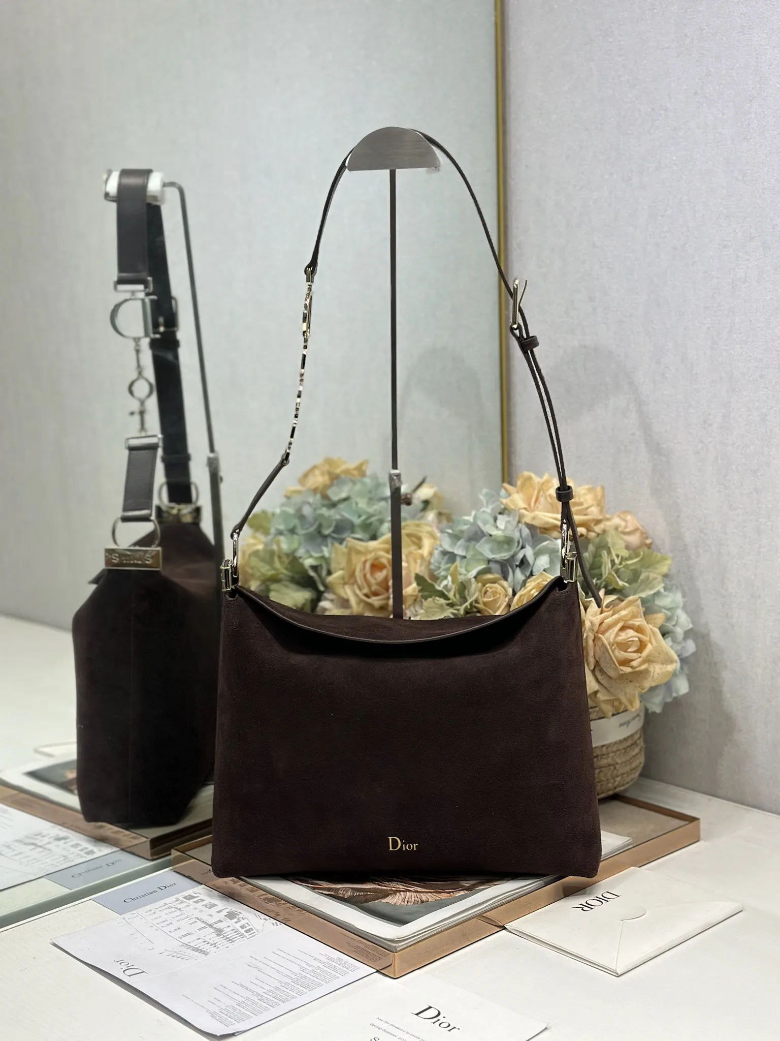 原单迪奥女包|高仿迪奥女包|精仿迪奥女包|一比一迪奥女包<p>Christian Dior 2026春夏中号手袋系列   咖绒拼皮浅金扣 </p><p>经典的New Look造型被重新诠释 </p><p>型号 1412</p><p>尺寸 33×27×9cm</p>