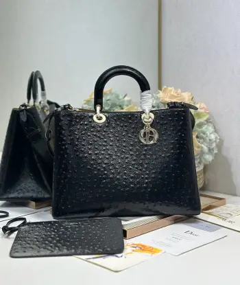 <p>Dior Toujours 手袋 黑色鸵鸟纹大号 这款Dior Toujours 手袋于秋冬系列发布秀精彩亮相,休闲实用的设计别具一格.采用黑色鸵鸟纹牛皮革精心制作,宽敞的内部隔层搭配小袋, 可拆卸内部小袋 可调节皮革手柄 内含防尘袋 型号 2833尺寸 37×26×18cm</p>
