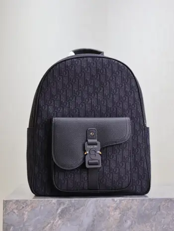 <p>马鞍拉链双肩背包 黑布 这款马鞍拉链双肩背包是二零二四冬季男装系列新品 采用时尚的原创设计 突显马鞍风格 采用黑色和黑色 Oblique 印花面料精心制作 饰以黑色粒面牛皮革细节 型号 212尺寸 33 x 43.5 x 19.5 厘米 长 x 高 x 宽 </p>