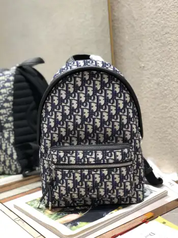 <p> 小号 DI0R Oblique 双肩背包可以当情侣款的DI0R Oblique双肩背包来喇在老花的基础上还有金属材质的小Logo 软萌软萌的 帆布的材质十分轻便 容量大 重量小 实用颜值又在线大号 29×14×36 CM小号 23.5×11×32 CM</p>