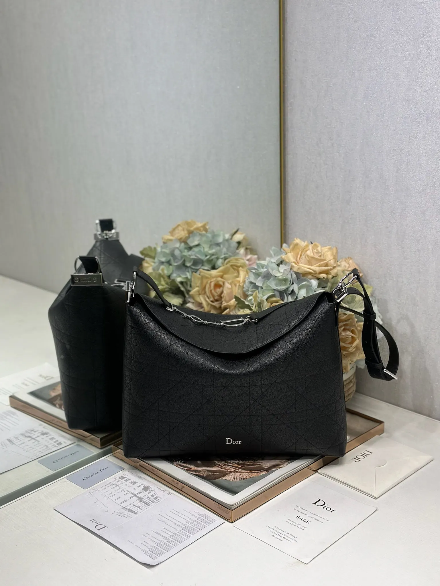 原单迪奥女包|高仿迪奥女包|精仿迪奥女包|一比一迪奥女包<p>Christian Dior 2026春夏大号手袋系列   黑色山羊纹银扣 </p><p>经典的New Look造型被重新诠释 </p><p>型号 1414</p><p>尺寸 39×29×11cm</p>