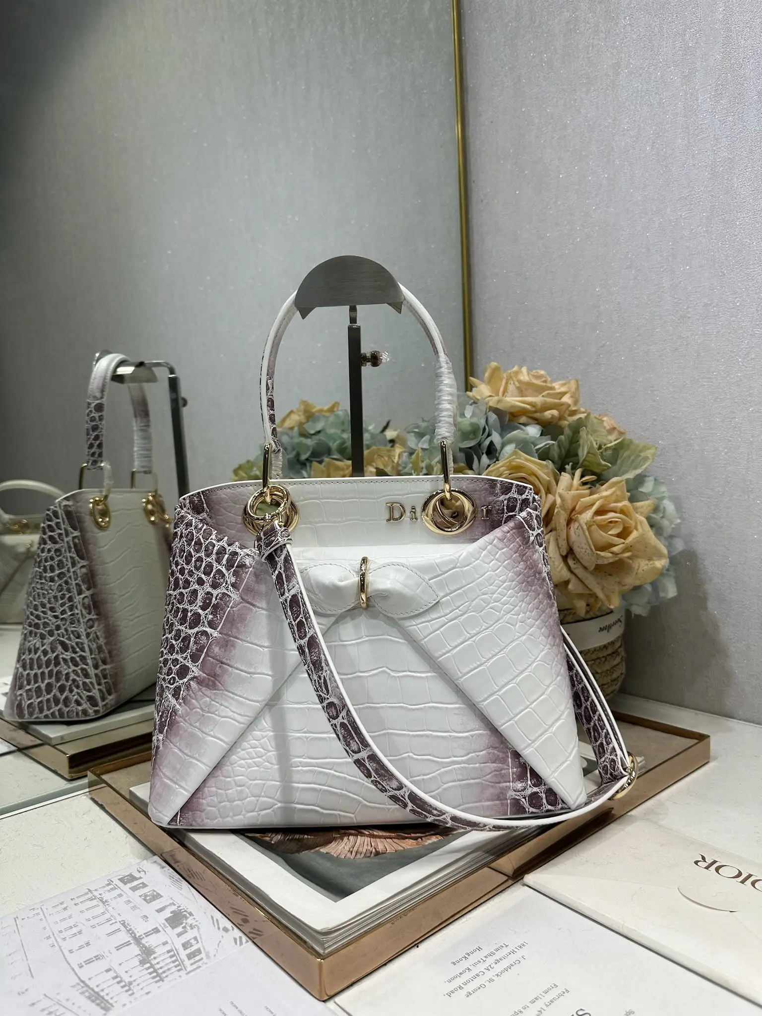 原单迪奥女包|高仿迪奥女包|精仿迪奥女包|一比一迪奥女包<p> Dior 春夏新品蝴蝶结手提包 鳄鱼纹 喜马拉雅白 新设计的轮廓与造型 配色 丰富 适配多人 型号 0737</p><p>尺寸 28*10*22 长*宽*高 </p>
