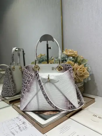 <p> Dior 春夏新品蝴蝶结手提包 鳄鱼纹 喜马拉雅白 新设计的轮廓与造型 配色 丰富 适配多人 型号 0737</p><p>尺寸 28*10*22 长*宽*高 </p>