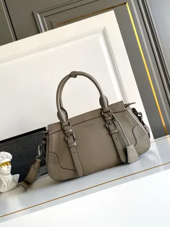<p>新款手提包这款包袋以设计重返Prada DNA的根源 唤起旅行主题这款紧凑多功能的皮革廓形 质地丰富且纹理不规则 配有可拆卸肩带 可多种方式佩戴 加固的角落 灵感源自旅行包</p><p>型号 1BG604</p><p>尺寸 35x22x11cm</p>