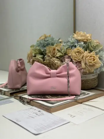 <p>Dior-LAMBSKIN 2026春夏 新款手袋  浅粉色 银链 LAMBSKIN链条包 全新的包形 小牛皮革的质感 优雅大气 款式实用 可收纳各种日常用品 是日装和晚装的理想良伴 可拆卸链条以蝴蝶结点缀更显精致 可手提或斜挎 型号 0714尺寸 27×8×18cm 长×宽×高 </p>
