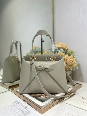 <p> Dior 春夏新品蝴蝶结手提包 灰色 新设计的轮廓与造型 配色 丰富 适配多人 型号 0737</p><p>尺寸 28*10*22 长*宽*高 </p>