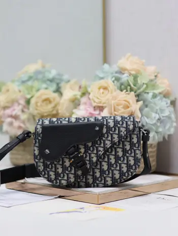 <p>Dior马鞍信使包 蓝布 这款马鞍信使包是二零二四秋季男装系列新品 精巧时尚 采用米色和黑色 Oblique 印花面料精心制作 搭配黑色粒面牛皮革马鞍翻盖 点缀以铝扣提升格调 可肩背或斜挎 内侧饰有 Dior 压花标志型号 325尺寸 24 x 16.5 x 5.5 厘米 长 x 高 x 宽 </p>