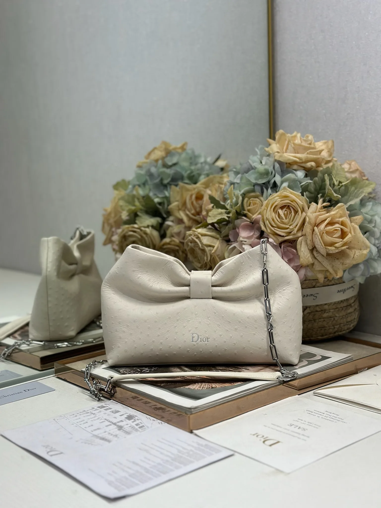原单迪奥女包|高仿迪奥女包|精仿迪奥女包|一比一迪奥女包<p>Dior-LAMBSKIN 2026春夏 新款手袋  鸵鸟白色 银链 LAMBSKIN链条包 全新的包形 小牛皮革的质感 优雅大气 款式实用 可收纳各种日常用品 是日装和晚装的理想良伴 可拆卸链条以蝴蝶结点缀更显精致 可手提或斜挎 型号 0714尺寸 27×8×18cm 长×宽×高 </p>