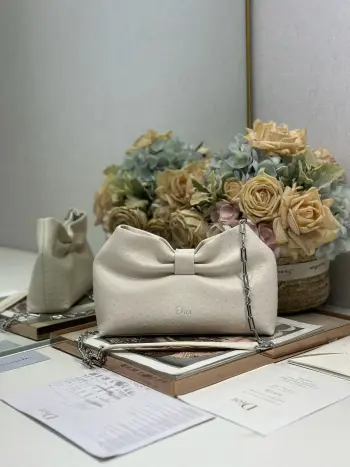 <p>Dior-LAMBSKIN 2026春夏 新款手袋  鸵鸟白色 银链 LAMBSKIN链条包 全新的包形 小牛皮革的质感 优雅大气 款式实用 可收纳各种日常用品 是日装和晚装的理想良伴 可拆卸链条以蝴蝶结点缀更显精致 可手提或斜挎 型号 0714尺寸 27×8×18cm 长×宽×高 </p>