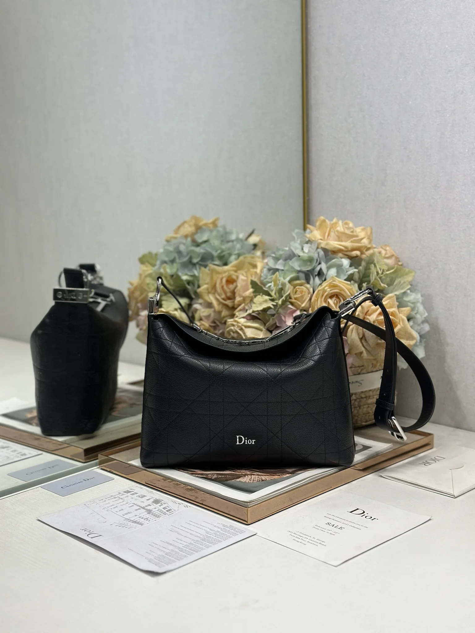 原单迪奥女包|高仿迪奥女包|精仿迪奥女包|一比一迪奥女包<p>Christian Dior 2026春夏小号手袋系列   黑色山羊纹银扣 </p><p>经典的New Look造型被重新诠释 </p><p>型号 1411</p><p>尺寸 28×24×8cm</p>