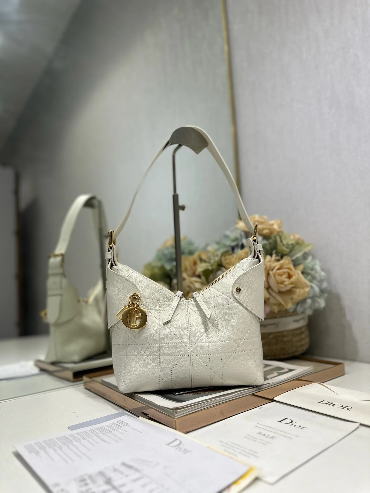 原单迪奥女包|高仿迪奥女包|精仿迪奥女包|一比一迪奥女包<p> 小号 Dior Voyage 手袋 山羊纹白色 采用白色粒面牛皮革精心制作 饰以扁平超大藤格纹缉面线 焕新演绎 Dior 的经典图案 小号款式 顶部手柄搭配可调节搭扣 可肩背 是日常造型的理想良伴 型号 2846</p><p>尺寸 22 x 15 x 9.5 厘米 长 x 高 x 宽 </p>