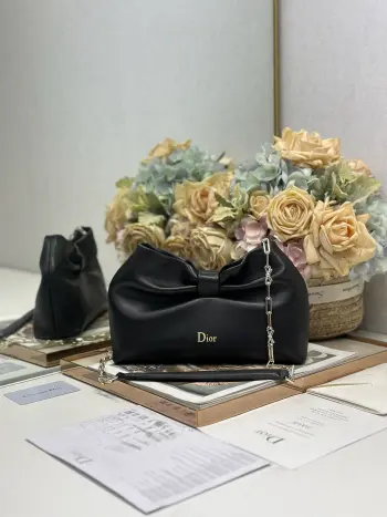 <p>Dior-LAMBSKIN 2026春夏 新款手袋  黑色 浅金链 LAMBSKIN链条包 全新的包形 小牛皮革的质感 优雅大气 款式实用 可收纳各种日常用品 是日装和晚装的理想良伴 可拆卸链条以蝴蝶结点缀更显精致 可手提或斜挎 型号 0714尺寸 27×8×18cm 长×宽×高 </p>