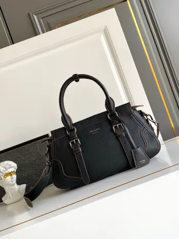 <p>新款手提包这款包袋以设计重返Prada DNA的根源 唤起旅行主题这款紧凑多功能的皮革廓形 质地丰富且纹理不规则 配有可拆卸肩带 可多种方式佩戴 加固的角落 灵感源自旅行包</p><p>型号 1BG604</p><p>尺寸 35x22x11cm</p>