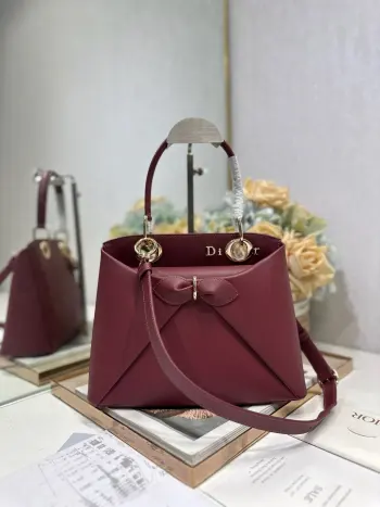 <p> Dior 春夏新品蝴蝶结手提包 酒红色 新设计的轮廓与造型 配色 丰富 适配多人 型号 0737</p><p>尺寸 28*10*22 长*宽*高 </p>