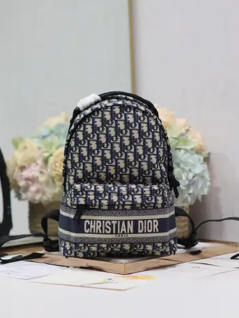 <p> DiorTravel 双肩背包 蓝布中号 这款 DiorTravel 双肩背包巧妙融合 Dior 的经典细节与时尚而实用的设计 采用蓝色提花科技面料精心制作 通体饰以 Oblique 印花 搭配手柄和肩带 可肩背或双肩背 型号 096尺寸 23.5 x 32 x 11 厘米 长 x 高 x 宽 </p>