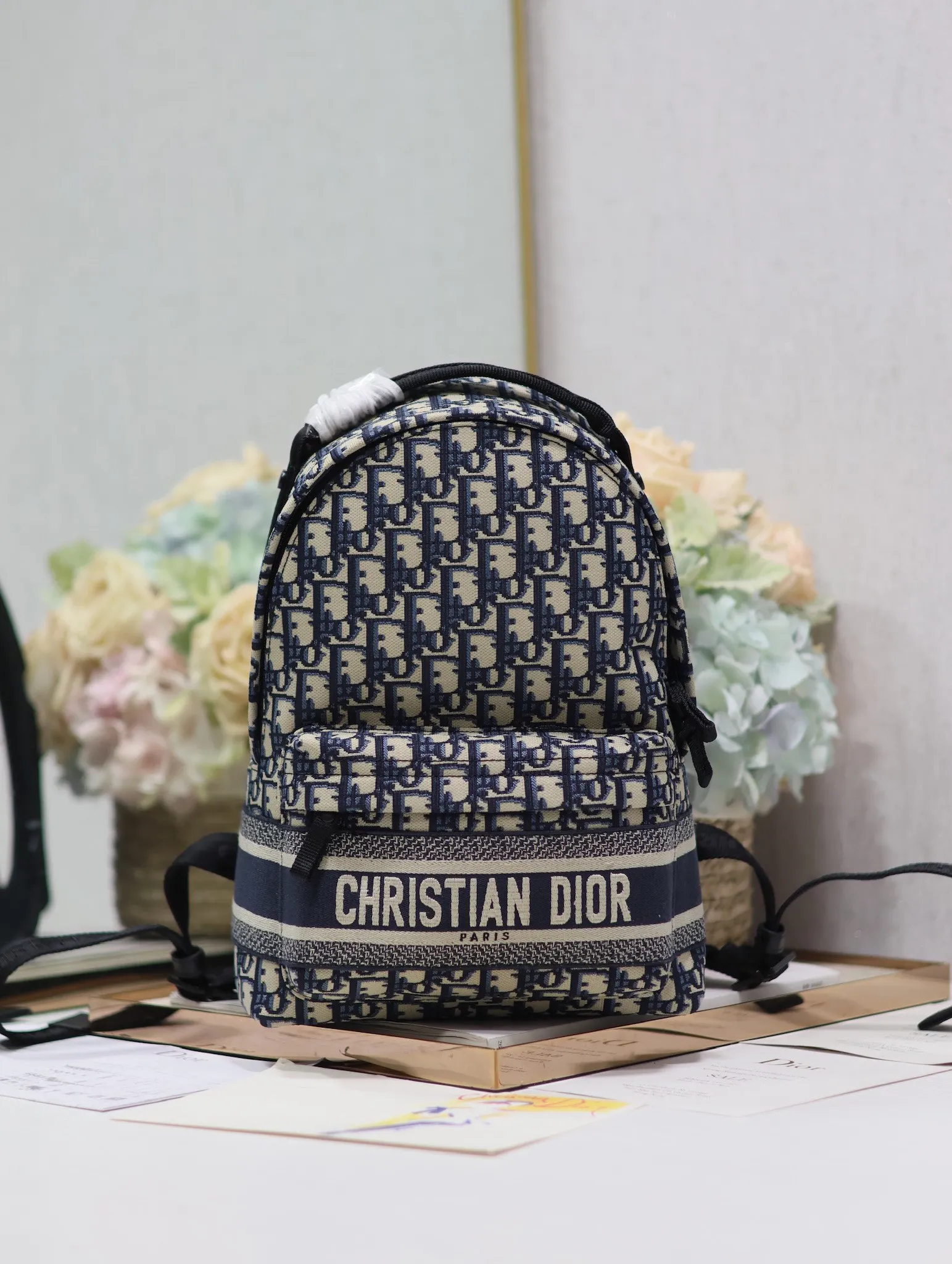 <p> DiorTravel 双肩背包 蓝布中号 这款 DiorTravel 双肩背包巧妙融合 Dior 的经典细节与时尚而实用的设计 采用蓝色提花科技面料精心制作 通体饰以 Oblique 印花 搭配手柄和肩带 可肩背或双肩背 型号 096尺寸 23.5 x 32 x 11 厘米 长 x 高 x 宽 </p>