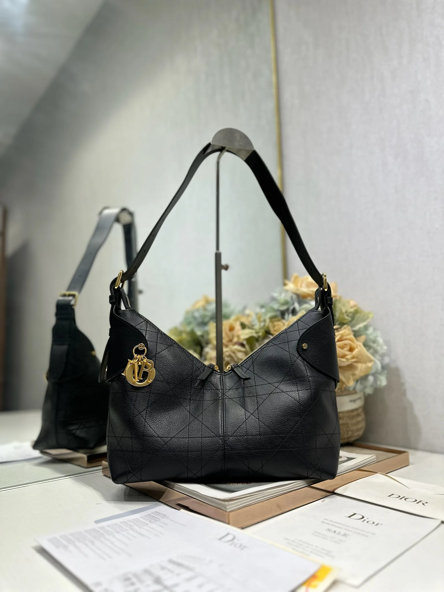 原单迪奥女包|高仿迪奥女包|精仿迪奥女包|一比一迪奥女包<p> 中号 Dior Voyage 手袋 山羊纹黑色 中号款式 顶部手柄搭配可调节搭扣 可肩背 是日常造型的理想良伴 型号 2845</p><p>尺寸 28 x 18 x 12 厘米 长 x 高 x 宽 </p>