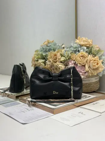 <p>Dior-LAMBSKIN 2026春夏 新款手袋  黑色刺绣 浅金链 LAMBSKIN链条包 全新的包形 四叶草刺绣与小牛皮革的质感 优雅大气 款式实用 可收纳各种日常用品 是日装和晚装的理想良伴 可拆卸链条以蝴蝶结点缀更显精致 可手提或斜挎 型号 0714尺寸 27×8×18cm 长×宽×高 </p>