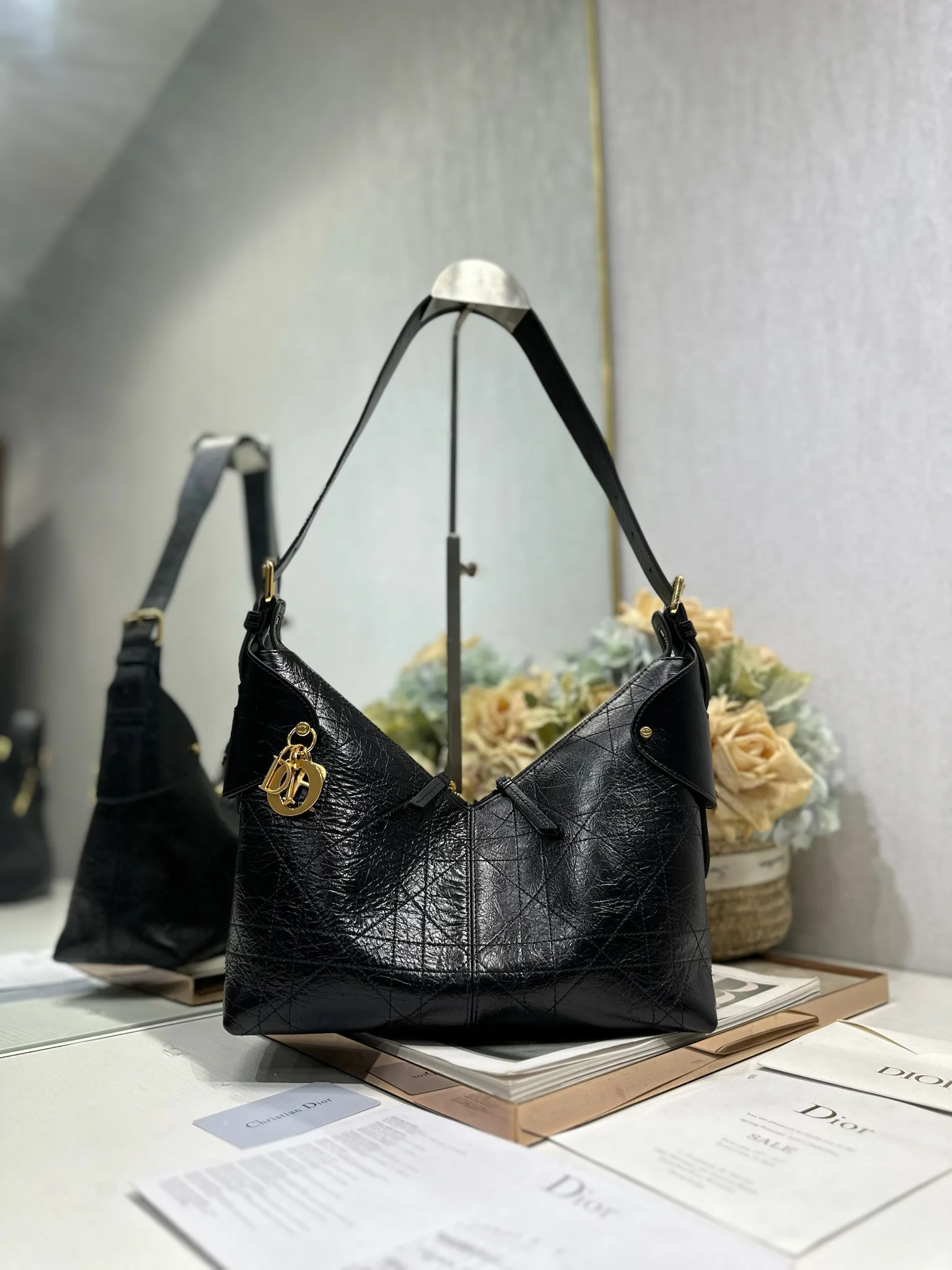原单迪奥女包|高仿迪奥女包|精仿迪奥女包|一比一迪奥女包<p> 中号 Dior Voyage 手袋 褶皱黑色 采用黑色褶皱牛皮革精心制作 饰以扁平超大藤格纹缉面线 焕新演绎 Dior 的经典图案 中号款式 顶部手柄搭配可调节搭扣 可肩背 是日常造型的理想良伴 型号 2845</p><p>尺寸 28 x 18 x 12 厘米 长 x 高 x 宽 </p>