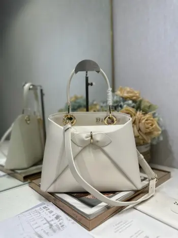 <p> Dior 春夏新品蝴蝶结手提包 白色 新设计的轮廓与造型 配色 丰富 适配多人 型号 0737</p><p>尺寸 28*10*22 长*宽*高 </p>
