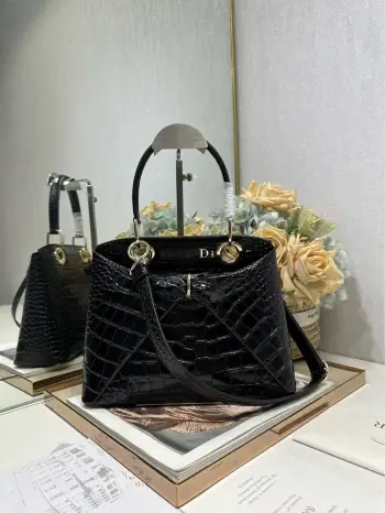 <p> Dior 春夏新品蝴蝶结手提包 鳄鱼纹 黑色 新设计的轮廓与造型 配色 丰富 适配多人 型号 0737</p><p>尺寸 28*10*22 长*宽*高 </p>