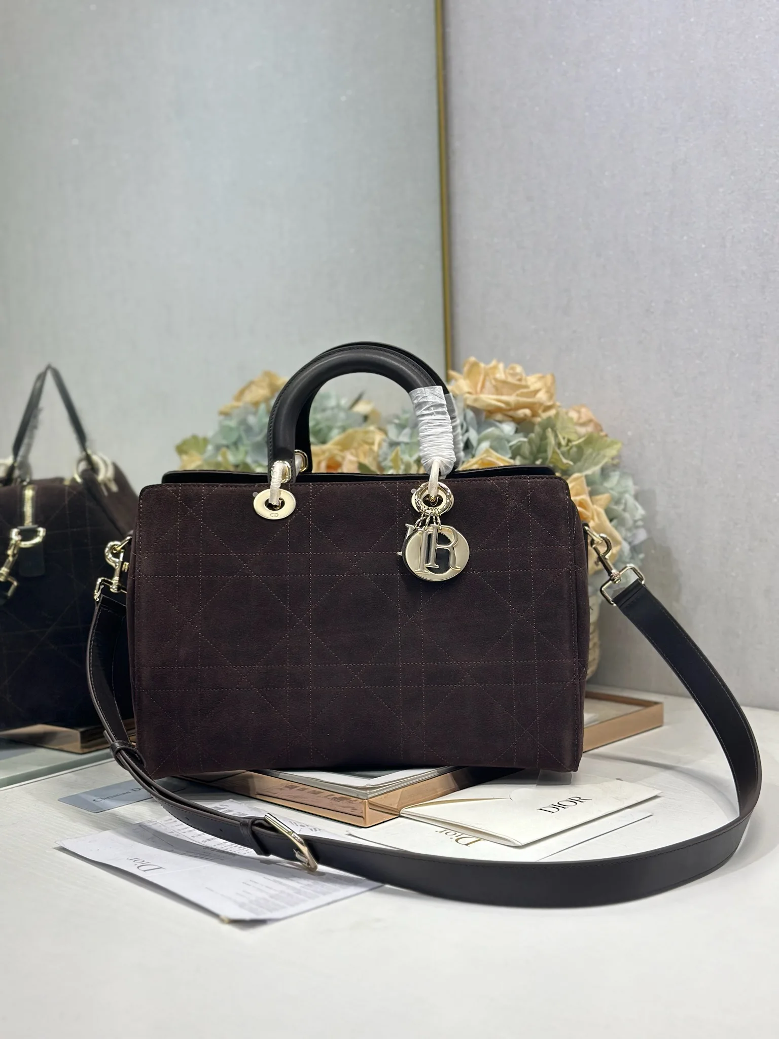 原单迪奥女包|高仿迪奥女包|精仿迪奥女包|一比一迪奥女包<p>LADY DIOR 新款手袋 大号 咖色拼绒 </p><p>LADY 手袋 重新诠释 LADY DIOR 手袋的轮廓 时髦精致的弧形轮廓彰显时尚个性 打造醒目高雅的造型 双手柄设计 采用皮革和金属制作 精致高雅 点缀以 DIOR 吊饰 与迪奥先生的幸运符号呼应 </p><p>型号 1441</p><p>尺寸 34×35×20cm 长×高×宽 </p>
