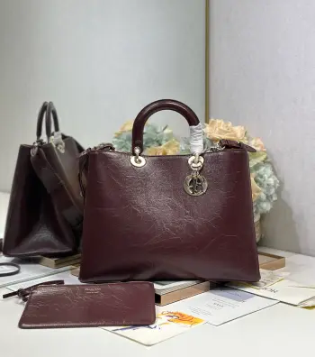 <p>Dior Toujours 手袋 酒红褶皱大号 这款Dior Toujours 手袋于秋冬系列发布秀精彩亮相,休闲实用的设计别具一格.采用酒红褶皱牛皮革精心制作,宽敞的内部隔层搭配小袋, 可拆卸内部小袋 可调节皮革手柄 内含防尘袋 型号 2833尺寸 37×26×18cm</p>