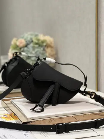 <p>Dɪᴏʀ Sᴀᴅᴅʟᴇ马鞍包 磨砂黑 小号肩带   重磅回归.重现经典之美该系列手袋刚上市 立刻成为了时尚红人们 人手必备 的单品之一 全新富有民族风情肩带和金属配件 可斜挎以彰显自由动感与独特个性新版本搭配同色系皮肩带 方便携带 也可搭配其他刺绣肩带 大号93271尺寸25.5×20×6.5cm小号93272 尺寸19.5×16×6.5cm </p>