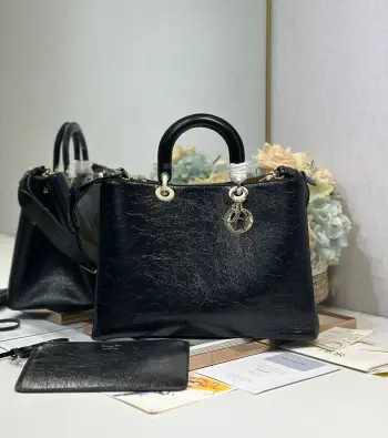 <p>Dior Toujours 手袋 黑色褶皱大号 这款Dior Toujours 手袋于秋冬系列发布秀精彩亮相,休闲实用的设计别具一格.采用黑色褶皱牛皮革精心制作,宽敞的内部隔层搭配小袋, 可拆卸内部小袋 可调节皮革手柄 内含防尘袋 型号 2833尺寸 37×26×18cm</p>