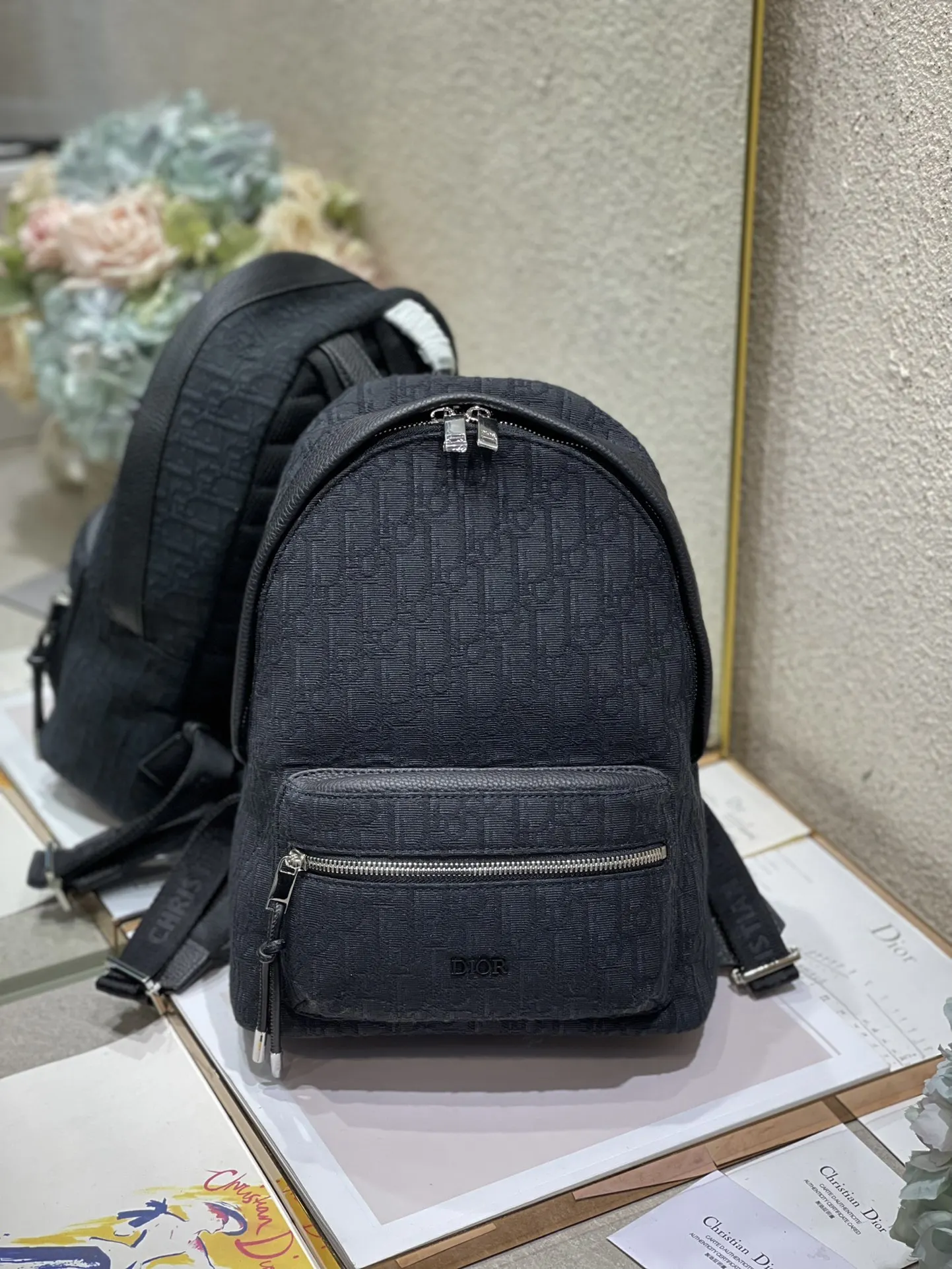 原单迪奥双肩包|高仿迪奥双肩包|精仿迪奥双肩包|一比一迪奥双肩包<p> 小号 𝐷𝑖𝑜𝑟𝑂𝑏𝑙𝑖𝑞𝑢𝑒双肩背包可以当情侣款的DI0R Oblique双肩背包来喇在老花的基础上还有金属材质的小Logo 软萌软萌的 帆布的材质十分轻便 容量大 重量小 实用颜值又在线大号 30x15x42 CM小号 29x12x32 CM</p>
