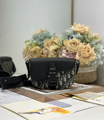 <p>迷你马鞍信使包 蓝布 这款马鞍信使包采用时尚的设计 搭配翻盖 彰显精致的优雅气质 为马鞍系列提升格调 采用米色和黑色 Oblique 印花面料精心制作 搭配黑色粒面牛皮革马鞍翻盖和 Christian Dior 标志铝扣 型号 435尺寸 20 x 13.5 x 5.5 厘米 长 x 高 x 宽 </p>