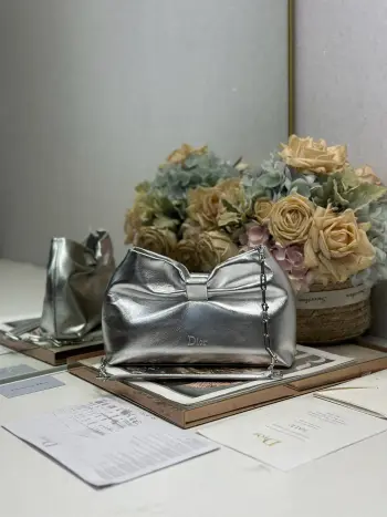<p>Dior-LAMBSKIN 2026春夏 新款手袋  银色 银链 LAMBSKIN链条包 全新的包形 小牛皮革的质感 优雅大气 款式实用 可收纳各种日常用品 是日装和晚装的理想良伴 可拆卸链条以蝴蝶结点缀更显精致 可手提或斜挎 型号 0714尺寸 27×8×18cm 长×宽×高 </p>